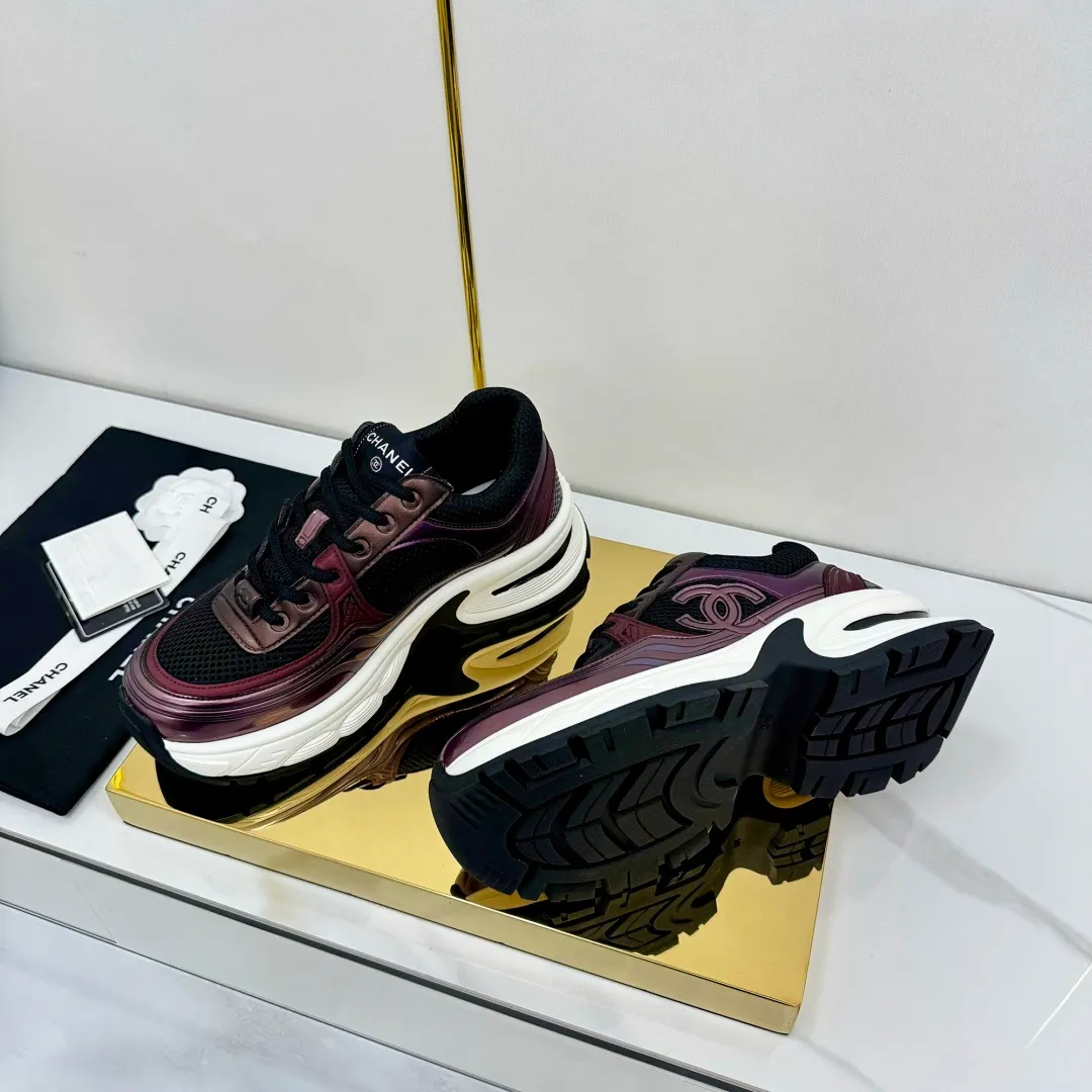 👟👟Ex-factory price 680👟👟 Upgraded version, upgraded version, upgraded version! No rebuttal accepted! ! ! ! Chanel Chanel panda shoes! 2025 counter's top casual sports shoes. This classic design; the upper is electro-embroidered with a variety of techniques; the outsole is fashionable and sporty; the unusual inclusion of a variety of color matching elements... The diversified mix and match is very good-looking and versatile, and can be used for leisure, fashion, sports, and outdoor... ꫛꫀꪝ Go➫ Materials: ❶Upper made of: original imported first-layer silk cowhide + original waterproof cloth + original first-layer cowhide ❷Inner lining: Original Yangli+Net ❸Outsole based on: Original TPU combination outsole Counter boutique packaging complete set for women 35–41 👉 👉 👉 👉